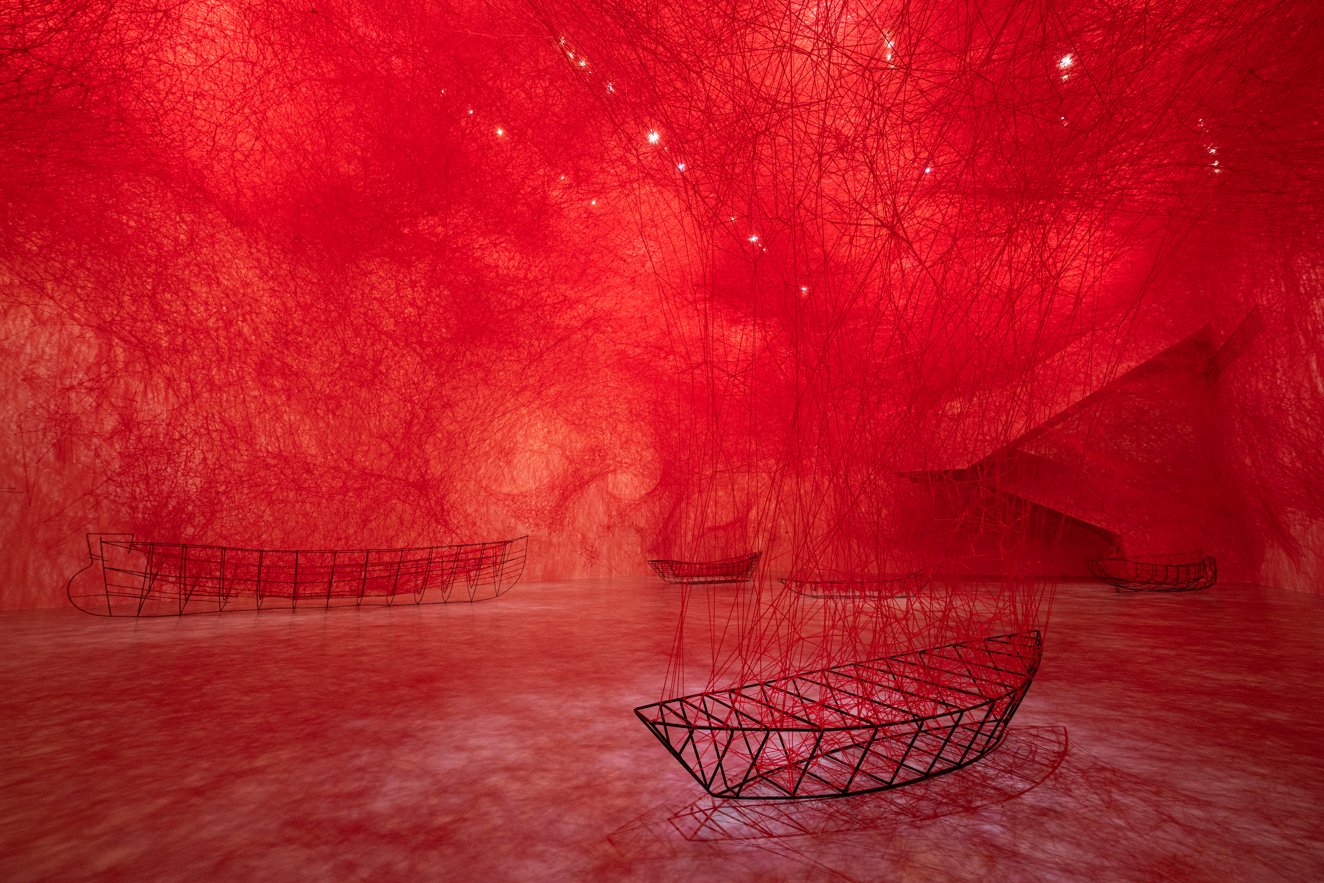 在虛無的世界 用絲線編織出靈魂的吶喊Expressing the Intangible|塩田千春 Chiharu Shiota 