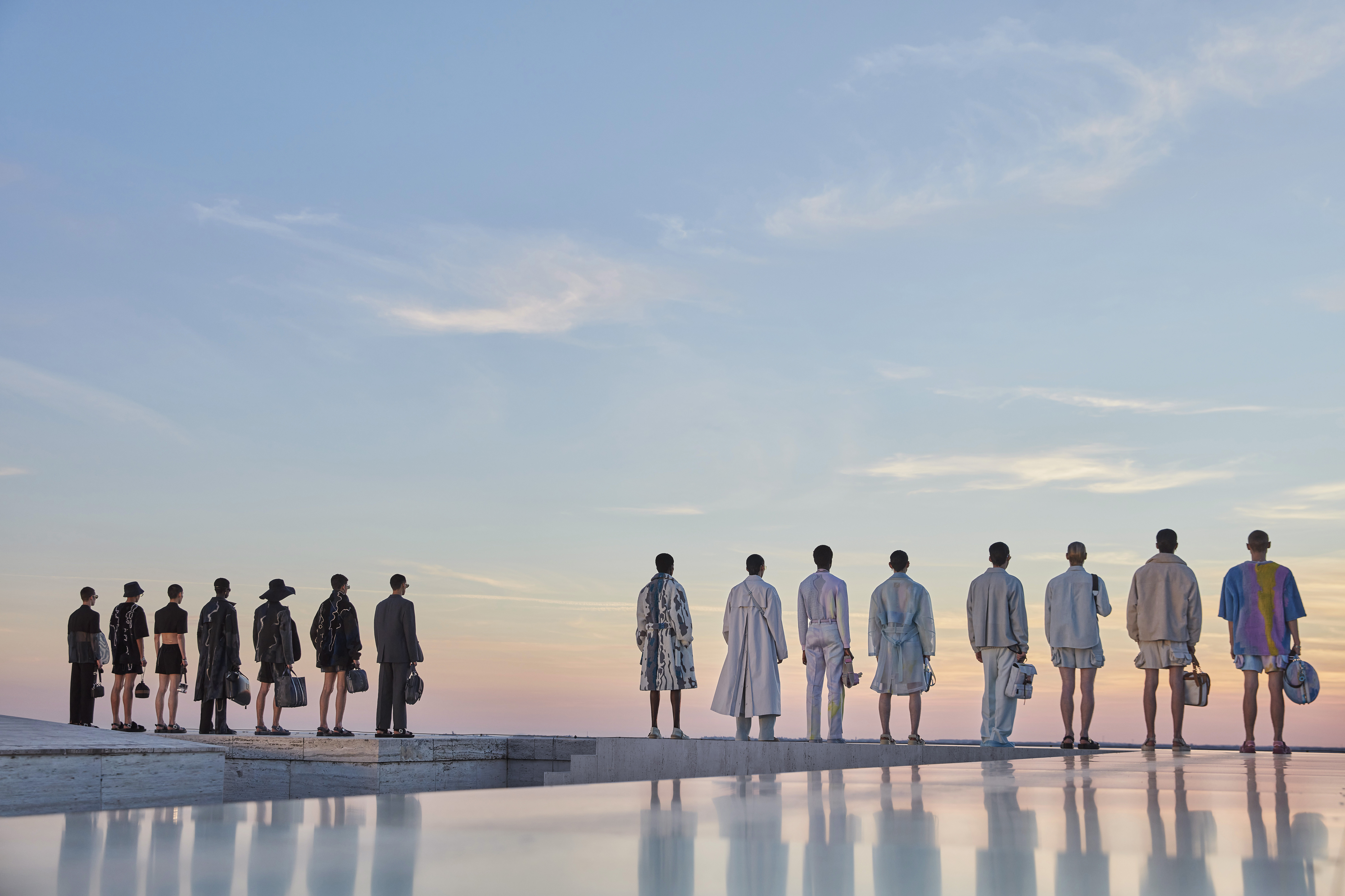 FENDI 22ss 春夏男人的浪漫時尚 | 超短版西裝、膝上褲、滿滿印花都不可或缺！