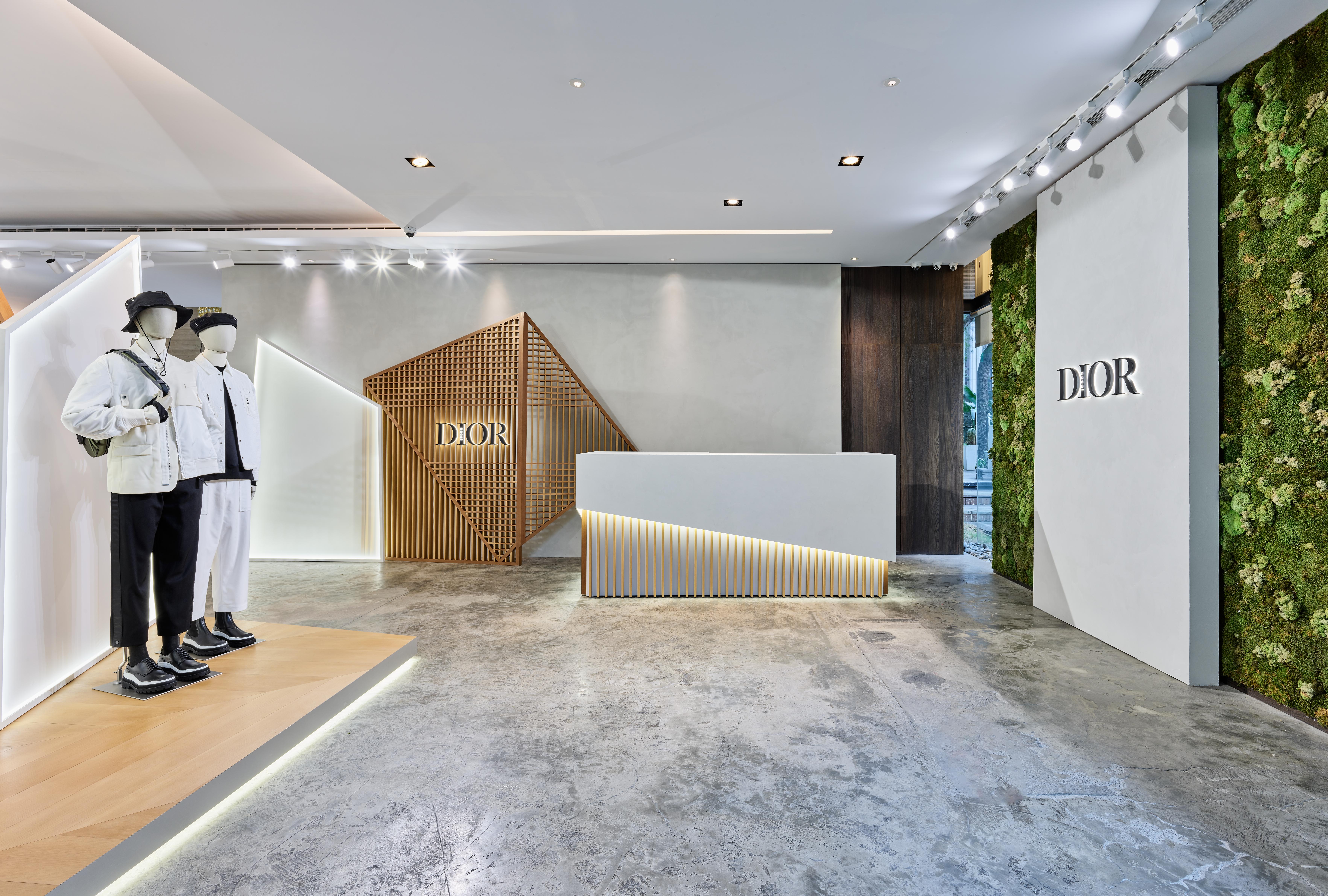 將經典建立在框架之外|Dior and Sacai 台中限定店