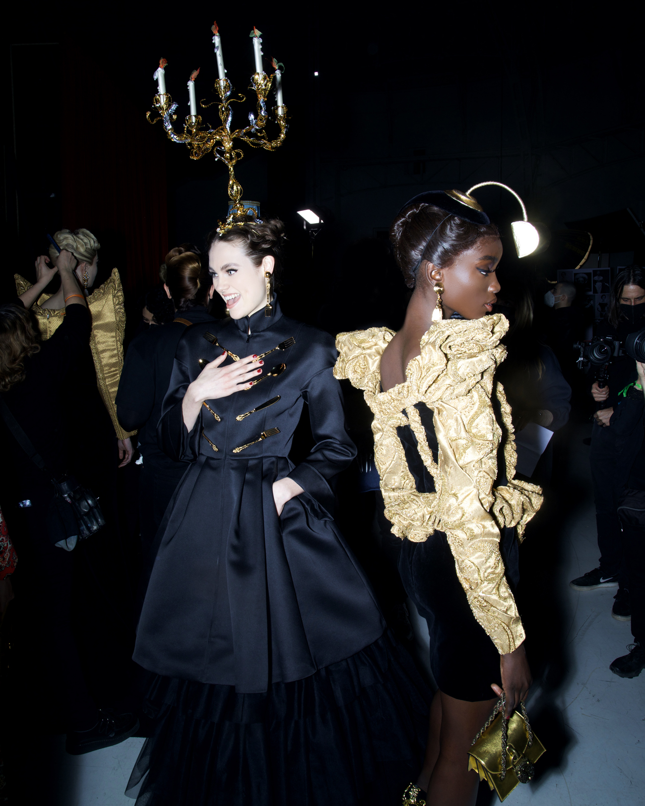 MOSCHINO 2022秋冬女裝系列 | 華麗復古的梳妝台、巴洛克式相框、華麗衣櫥、 落地擺鐘等全變成衣服和單品！