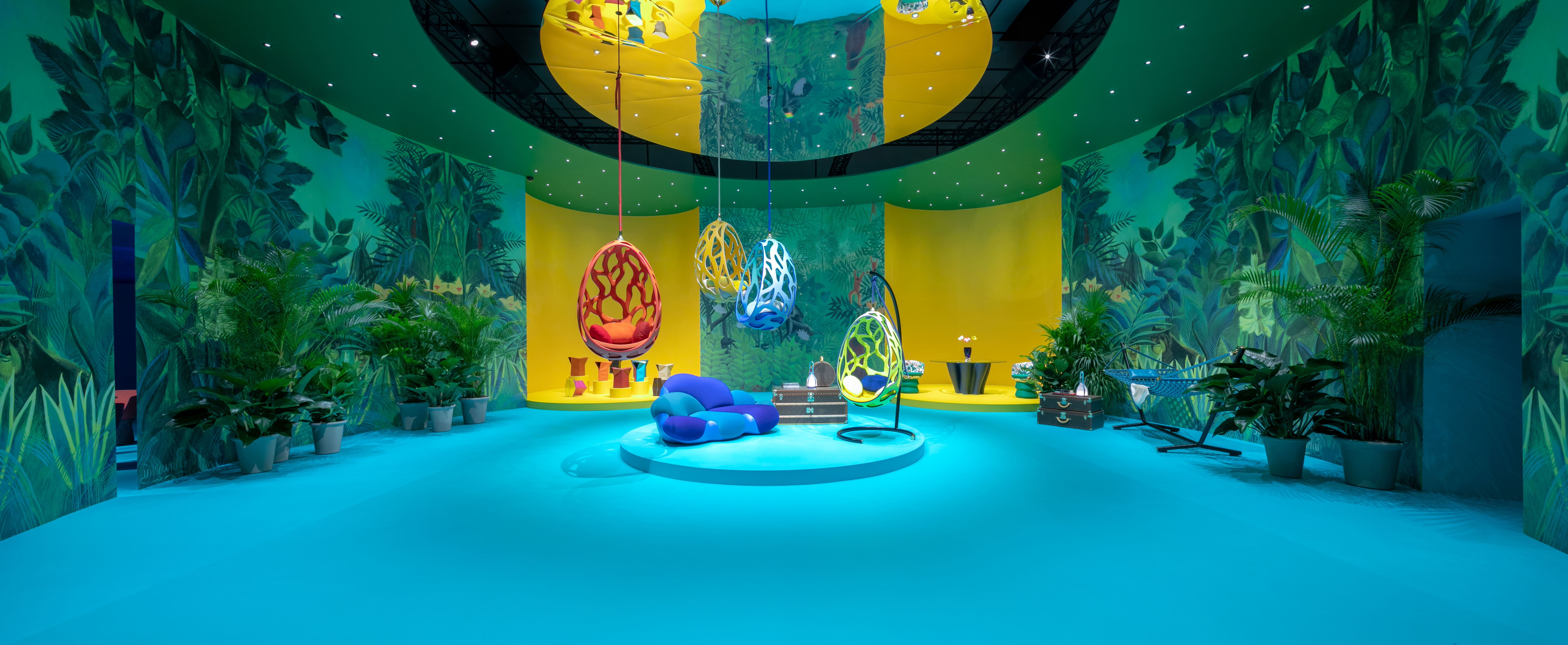 2022「路易威登Objets Nomades」家具展浮誇登場！花瓣椅、蛋白霜餅坐墊、宇宙圓桌、Signature 座椅及酪梨掛飾五大新作品！