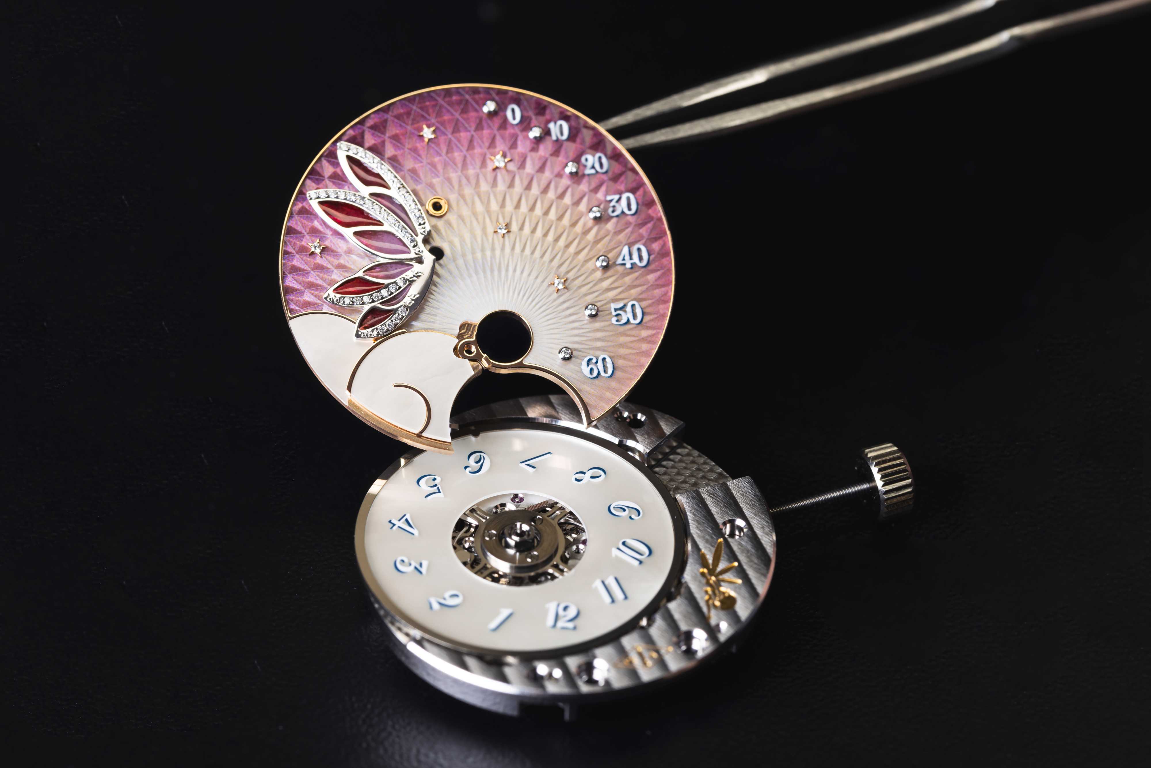 珠光皓月下，馨韻輝映之夢境 An Illuminated  Dreamscape Under  Pearlescent Moonlight